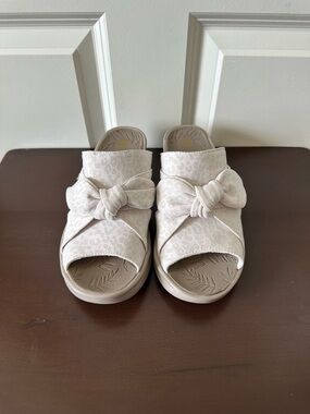 Bzees Women's Smile Wedge Cheetah Print Platform Sandals Size 8.5